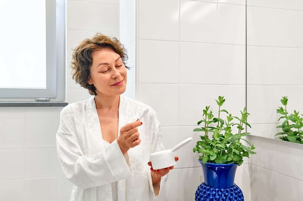 What Are the Best Practices for Hydration and Electrolyte Replacement in Marathon Des Sables Competitors?